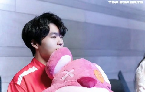 九游娱乐-包含Rookie在巴塞罗那比赛中挺进下一轮，回归赛场引发热议！的词条